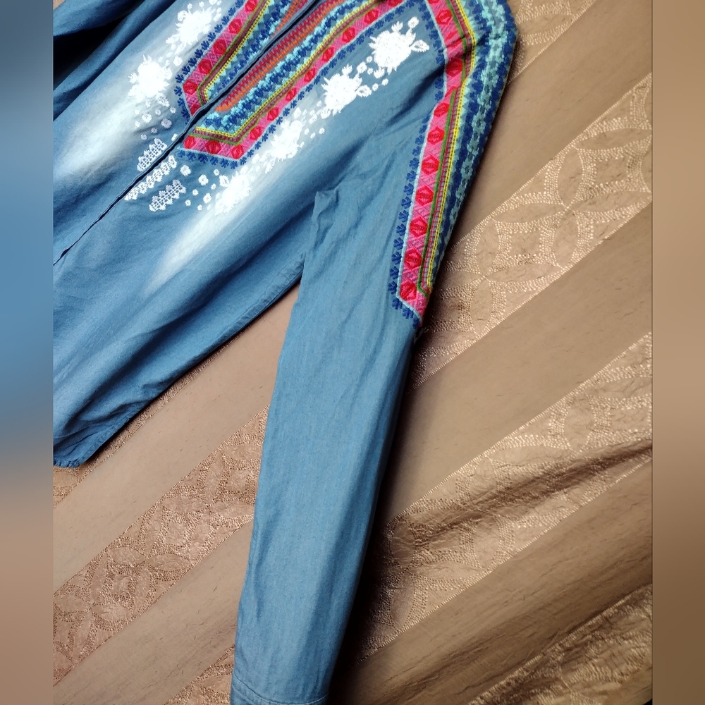 ๐ Andree by UNIT Women's Top Long Sleeve Embroidered Floral #0341 - Picture 10 of 14